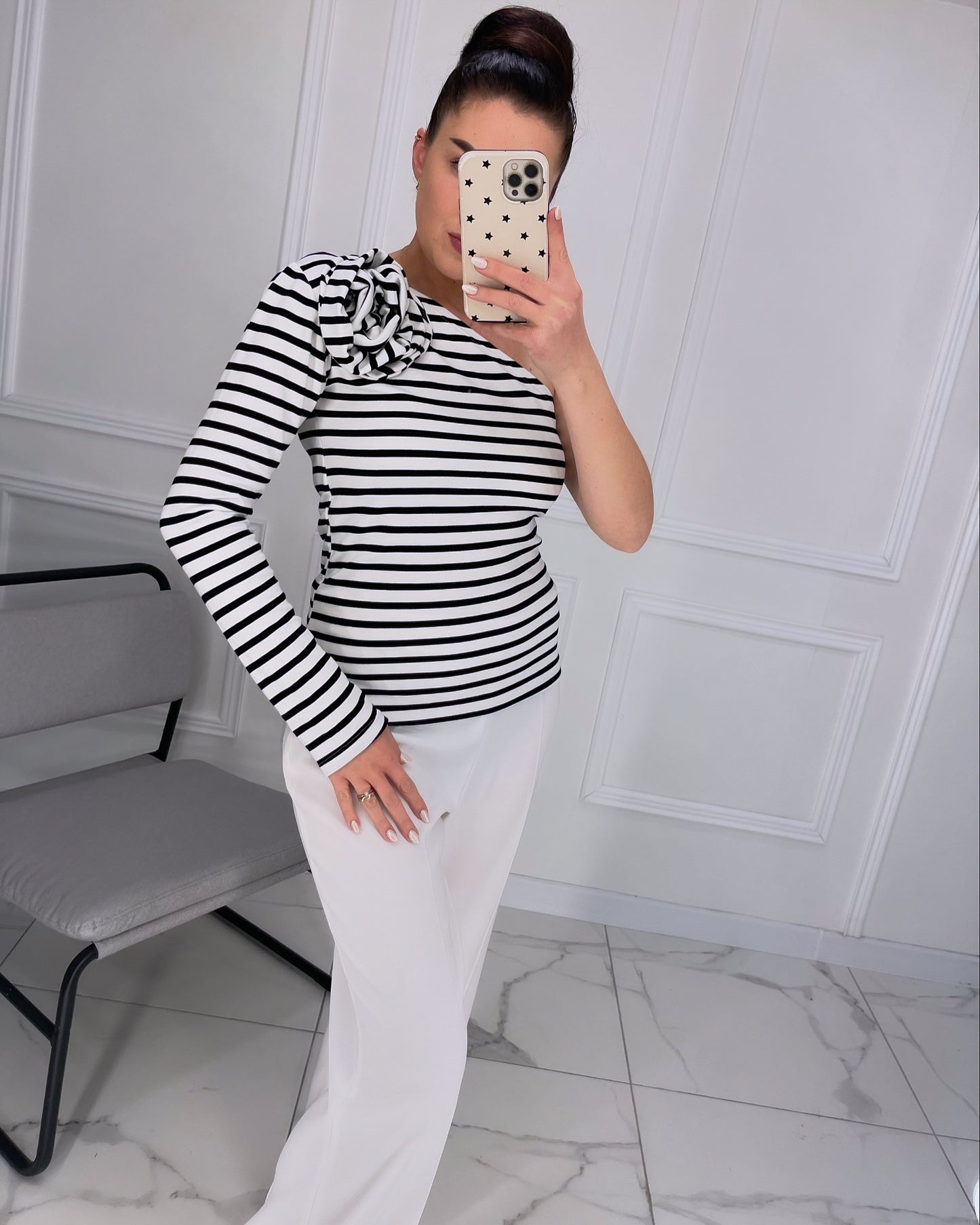 Dryžuota palaidinė iškirptu pečiu