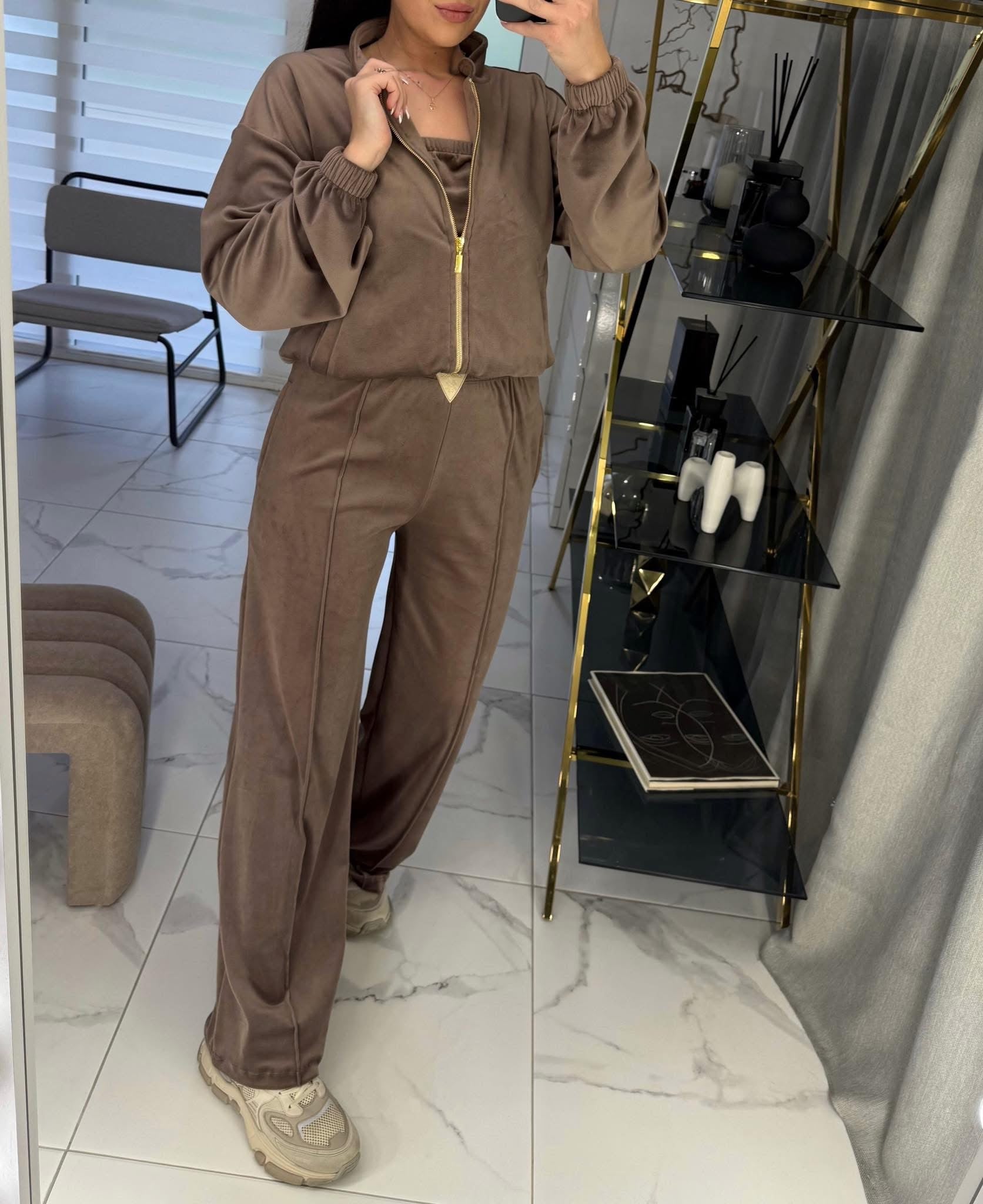 Veliūrinis kostiumas