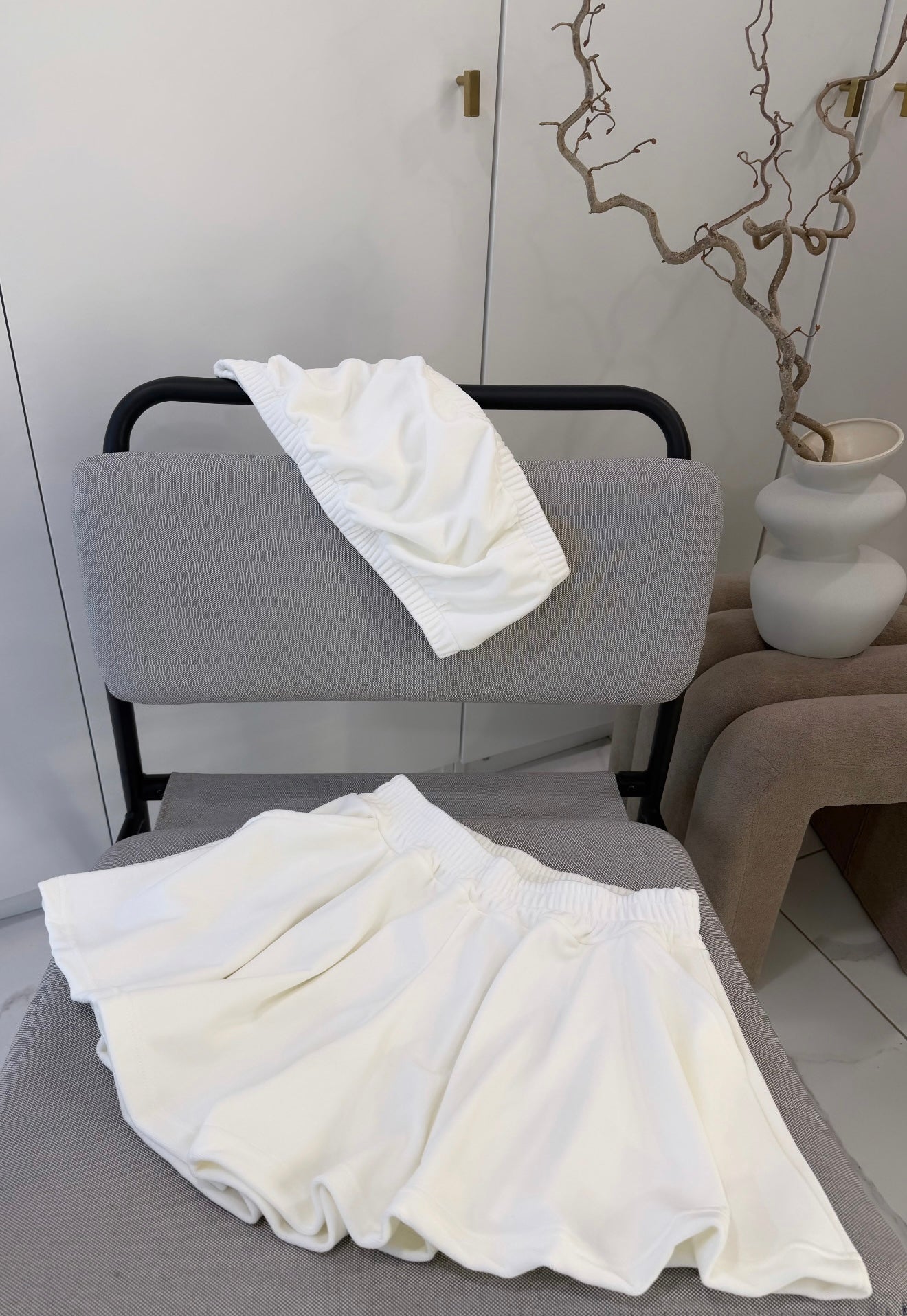 “White” sijonšorčių ir crop top’o kostiumėlis