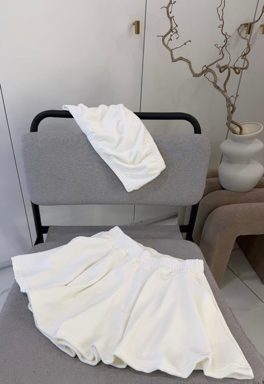 “White” sijonšorčių ir crop top’o kostiumėlis