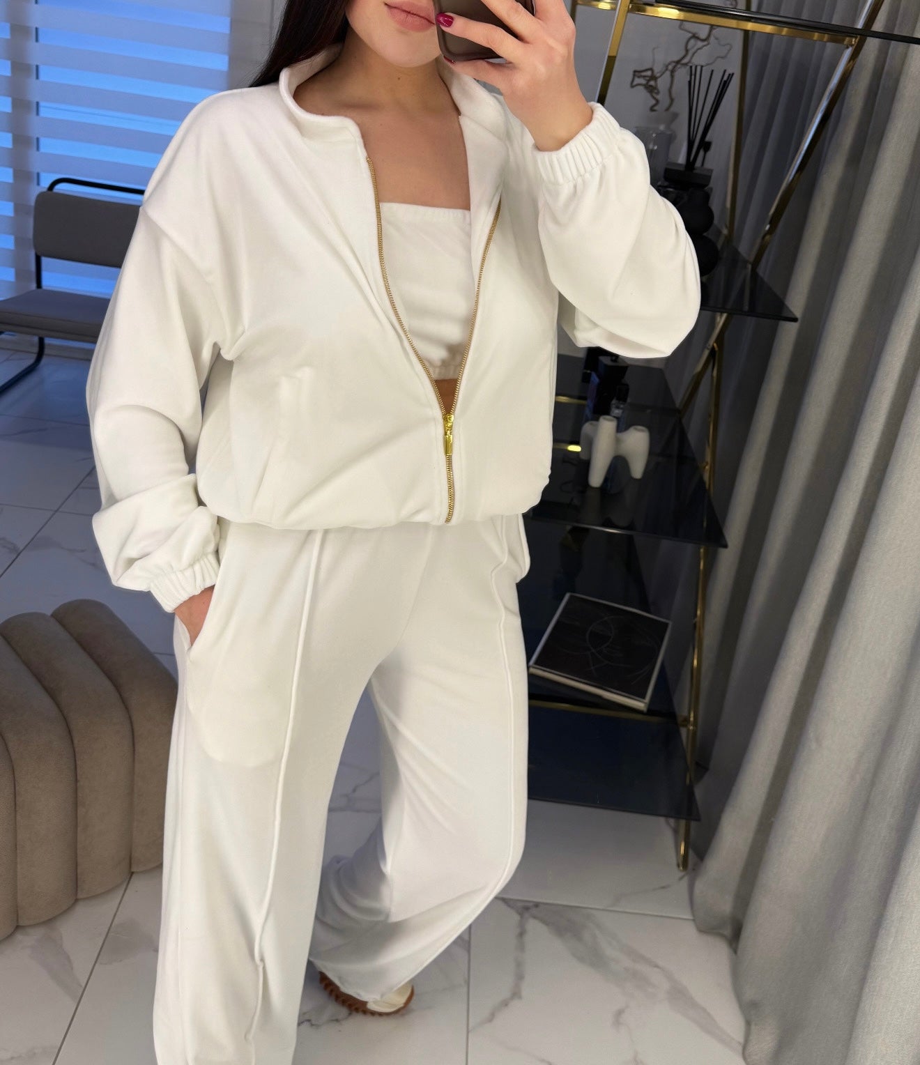 Baltas veliūrinis kostiumas