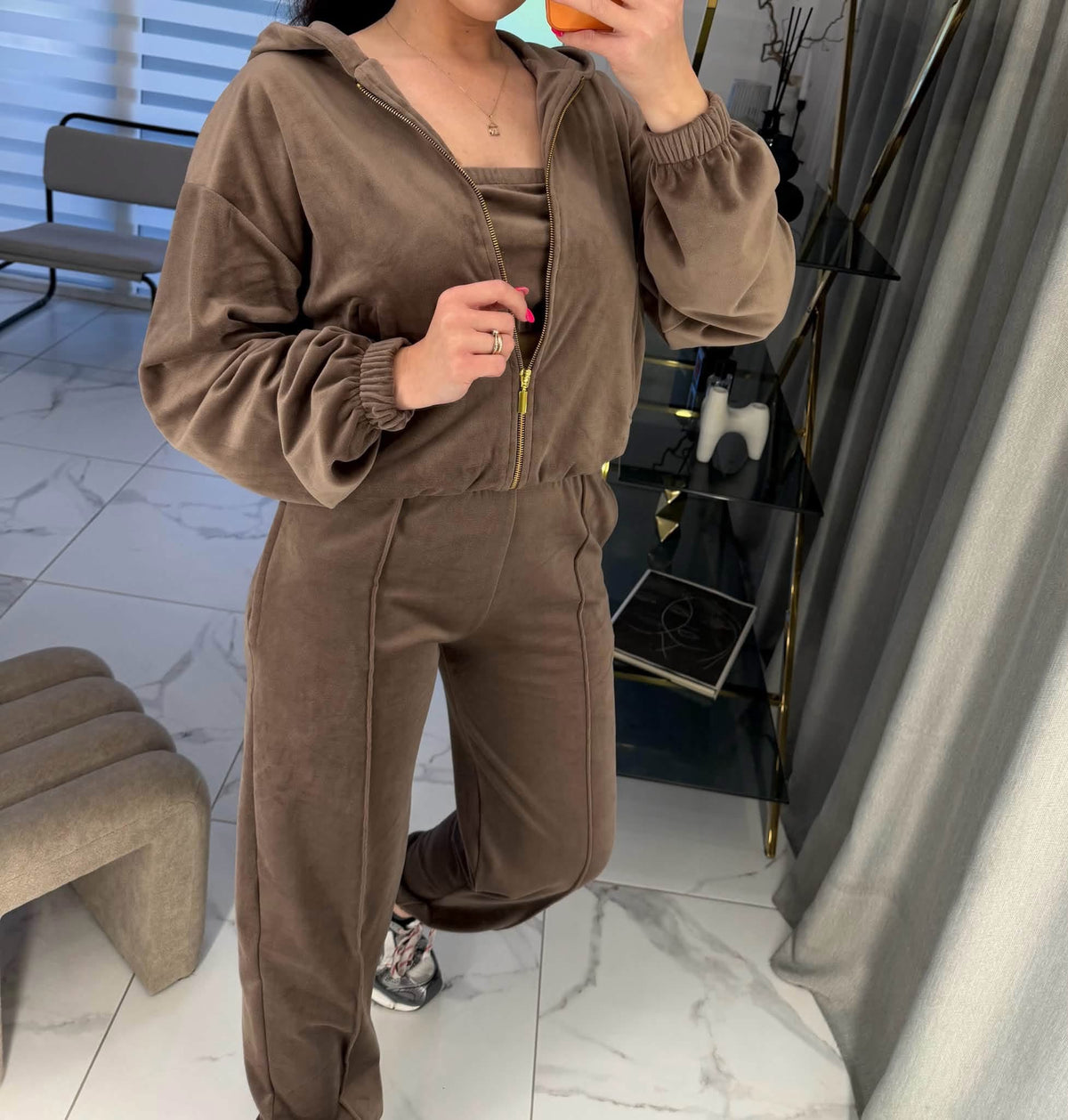 “Cappuccino” velour set su crop top’u