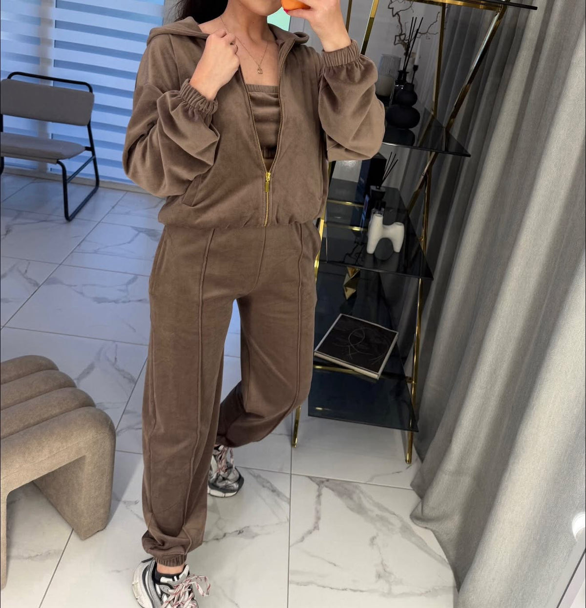 “Cappuccino” velour set su crop top’u