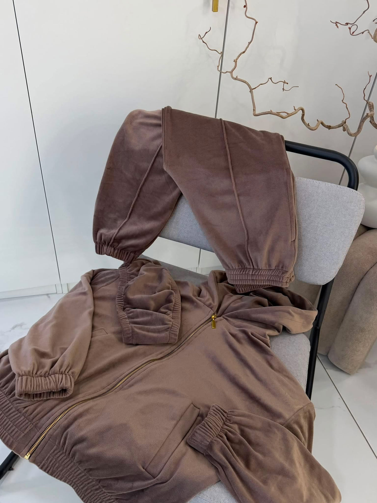 “Cappuccino” velour set su crop top’u