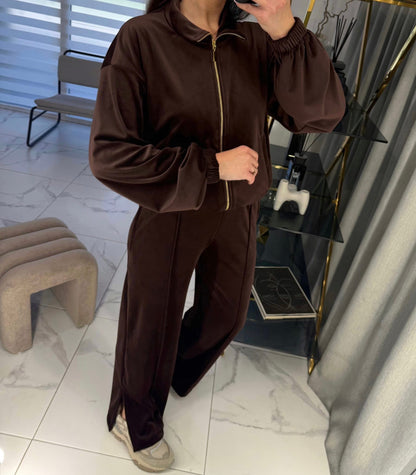 Rudas veliūrinis kostiumas