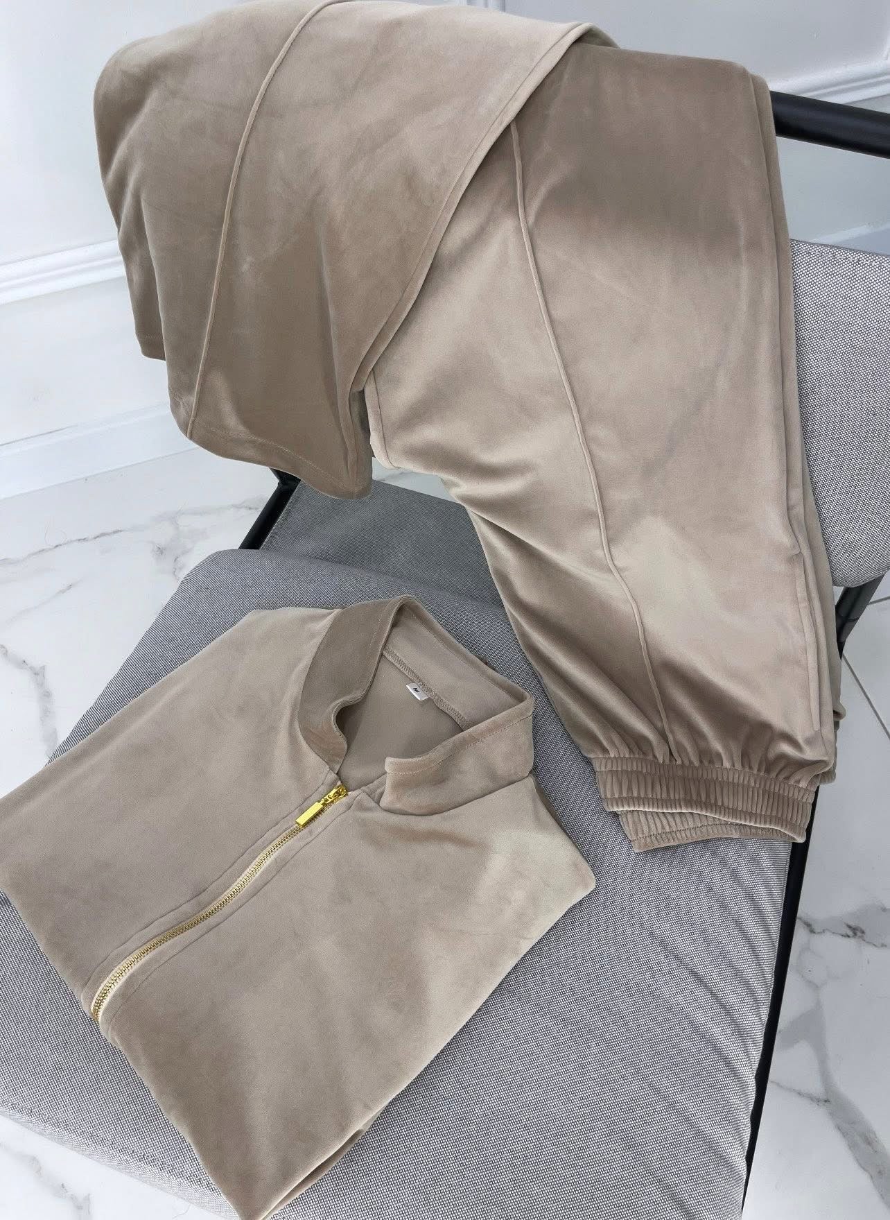 “Light sand” velour set