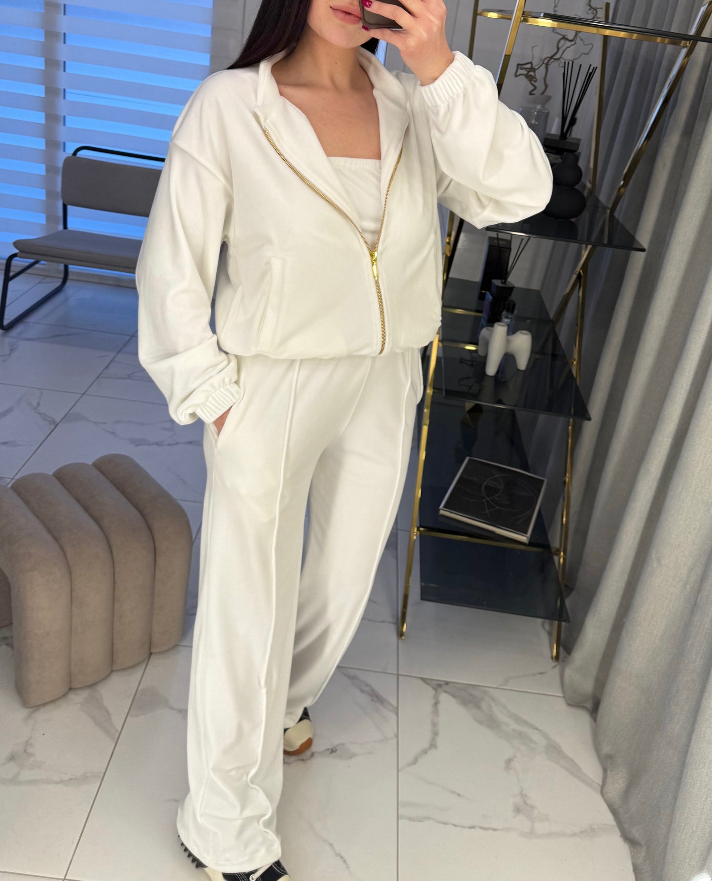 WHITE velour set su crop top’u