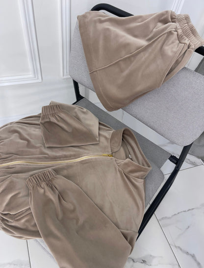 “Light Sand” shorts suit