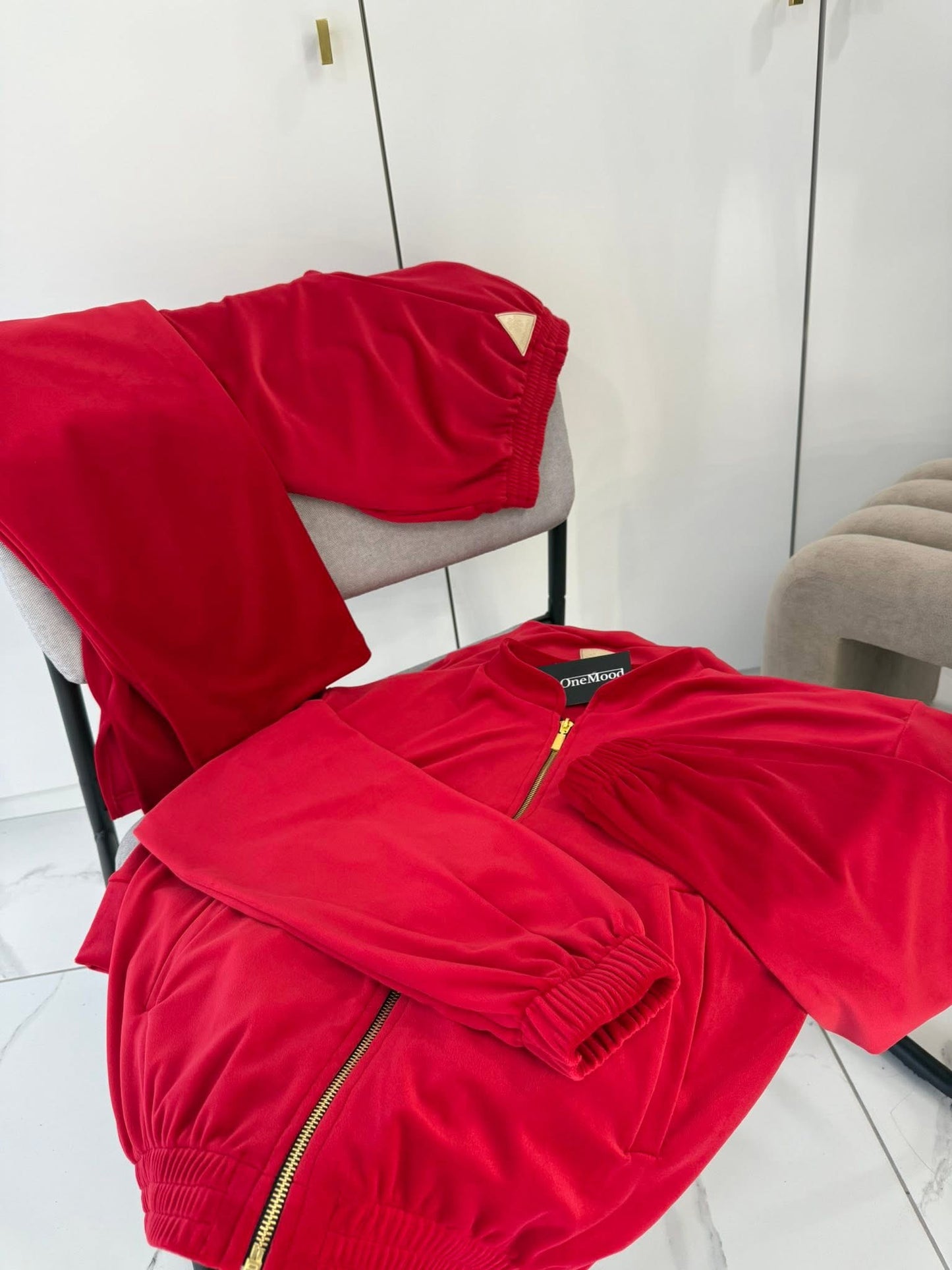 Raudonas treningas veliūrinis