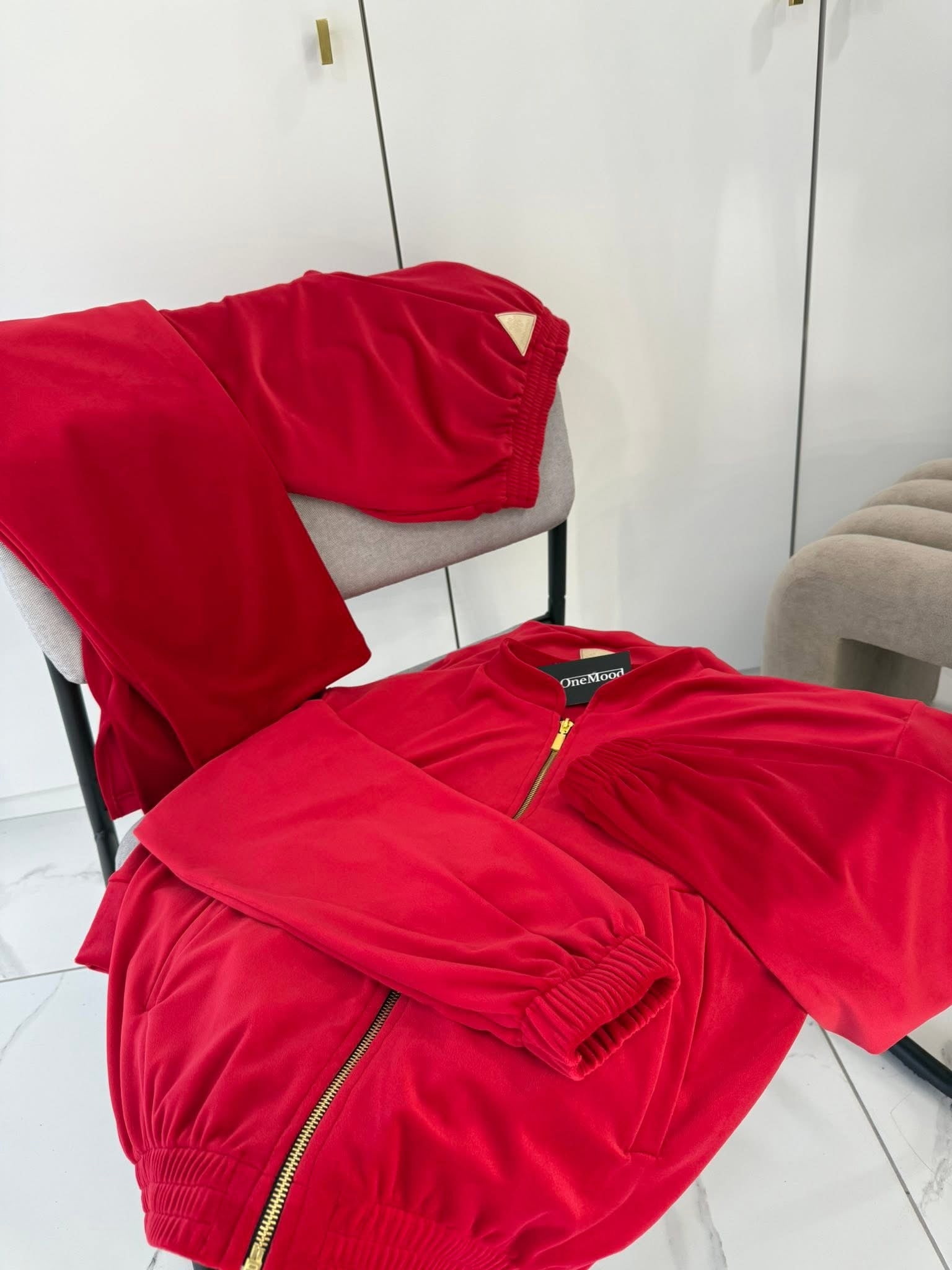 Raudonas treningas veliūrinis