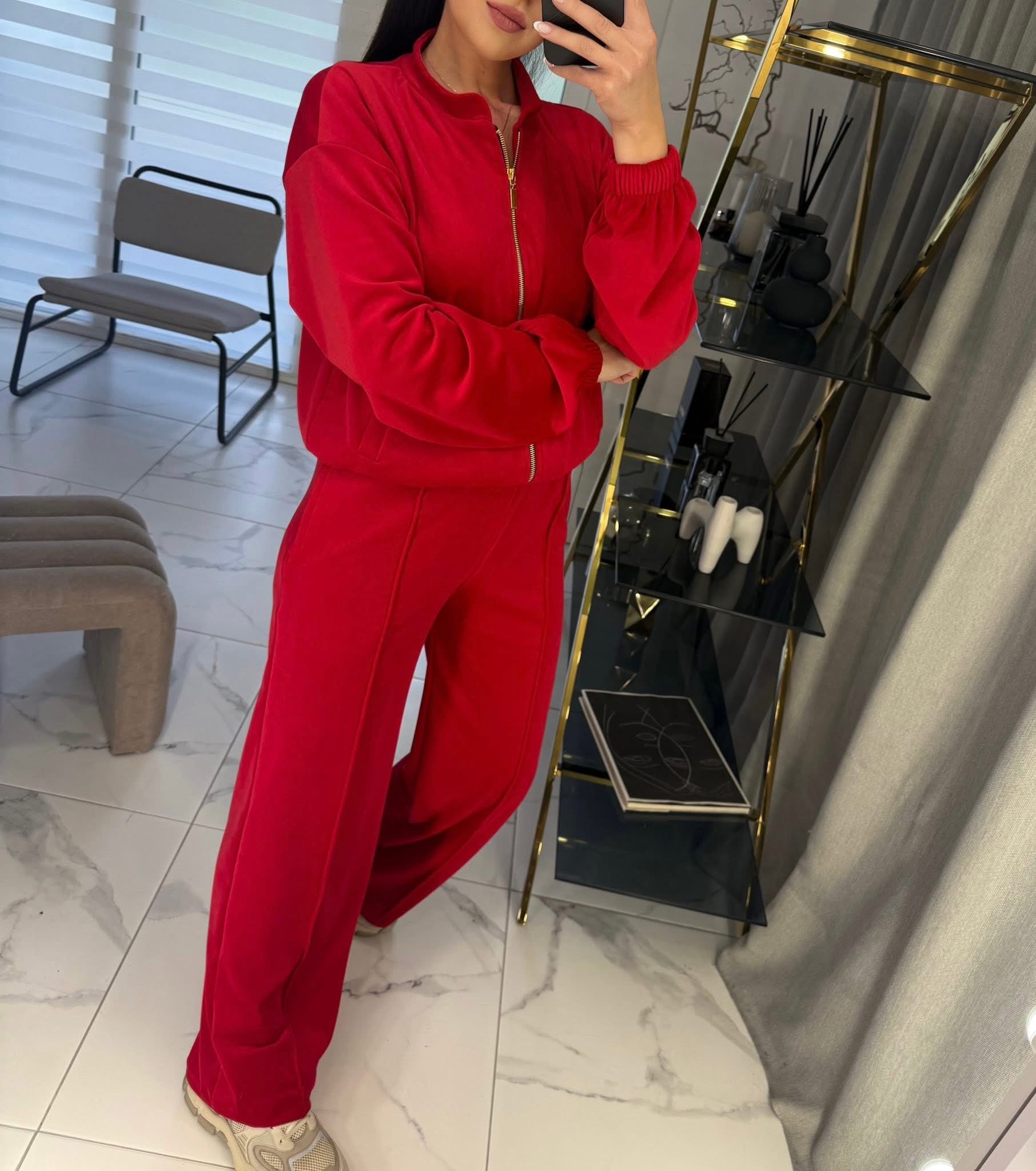 Raudonas laisvalaikio kostiumas