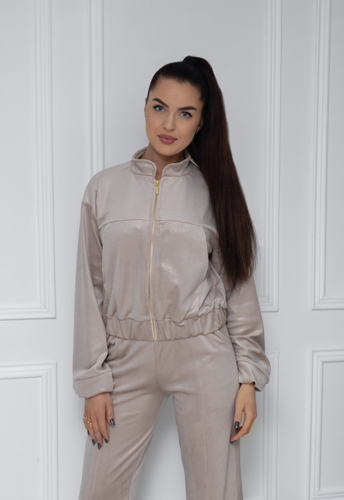 Shiny velour leisure suit “Cream”