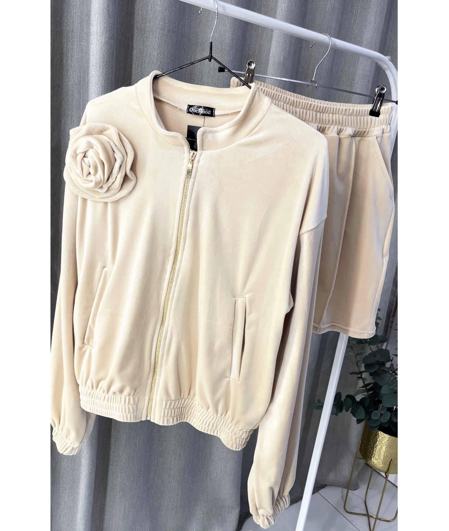 “Cream” shorts suit