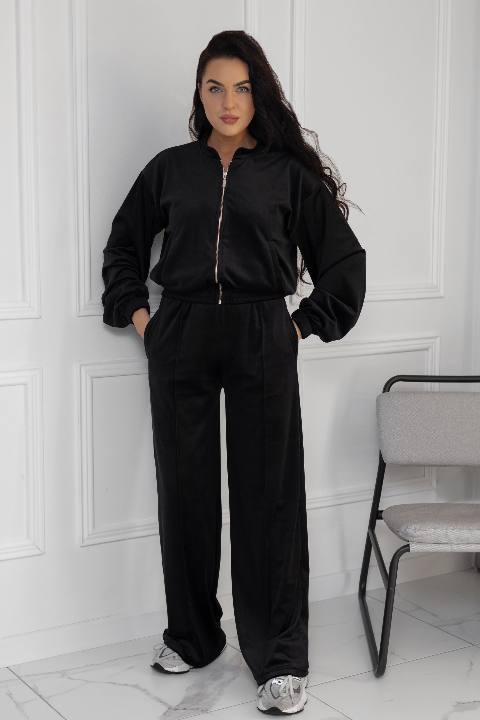 Juodas veliūrinis moteriškas treningas