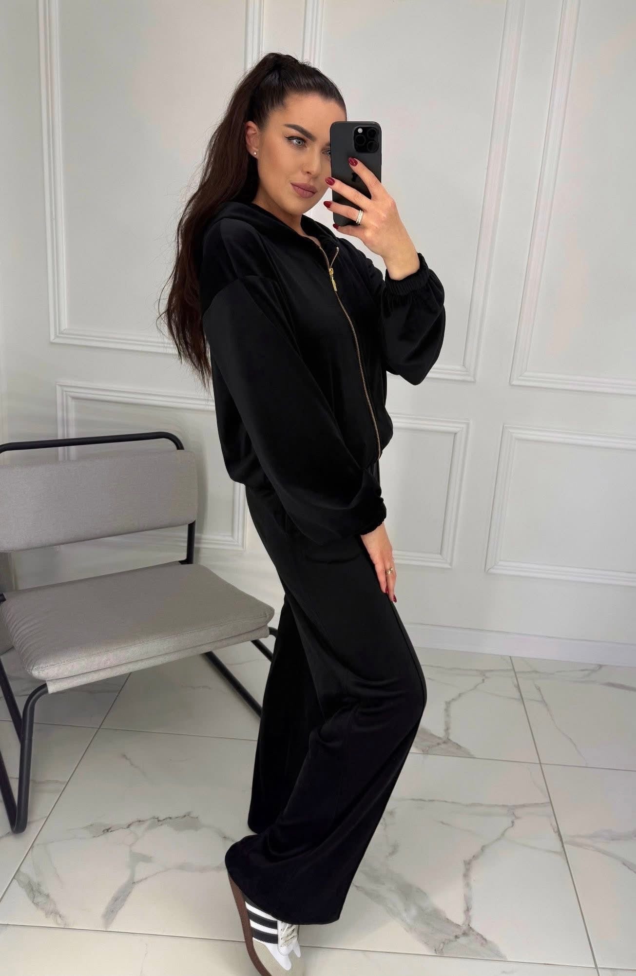 Juodas veliūrinis moteriškas treningas